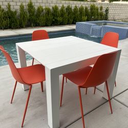 Outdoor/indoor Table And 4 Chairs 