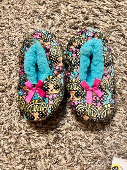 Girl’s lol doll bow house shoe slippers. Fit like a 12/13