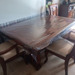 Dining table / Comedor