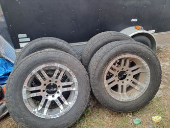 20” Moto Metal Wheels & 35” Nitto Tires