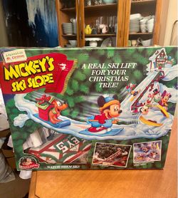 Vintage collectible 1993 Disney Mickey ski slope