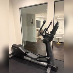 Life Fitness Club Series+ CSX Elliptical Cross-Trainer - Like New - Westbury, NY