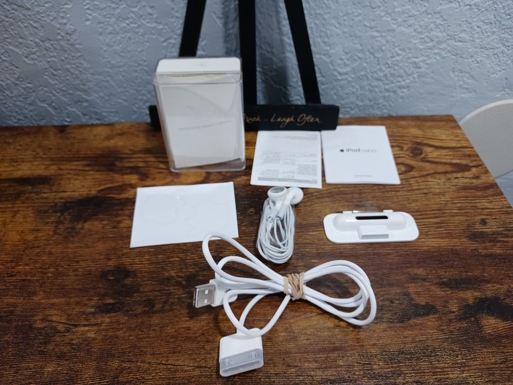 Authentic: Ipod NANO 4gb Model A1236 Apple 30-pin to USB Cable/Earphones Case