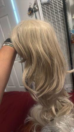 DIRTY BLOND SHORT WIG WITH BANGS