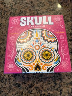 Skull Bluffing Card Game - Complete Like New