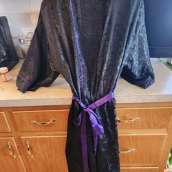 Ladies bath robe by Victoria Secret...one size fits all....100 % polyester...machine washable...buy it for $5.00

Pick up in North Chesterfield....be 