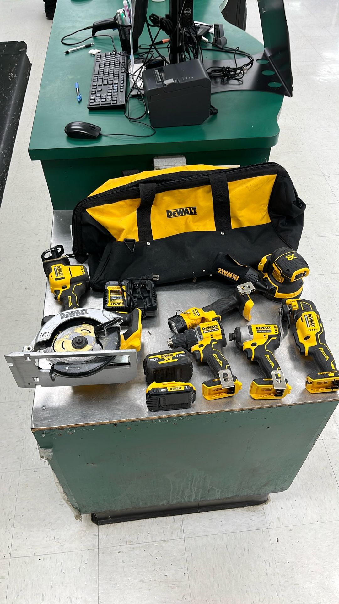 Dewalt 7 Pc Cordless Tool Set 2 Batteries And Charger With Bag