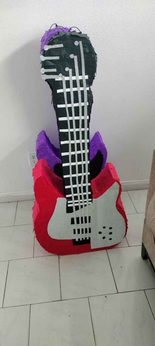 Guitarra En Piñata 