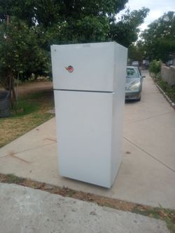 Good general electric refrigerator in clean good working condition