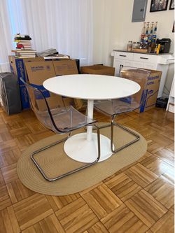 Modern round dining table and chairs + rug
