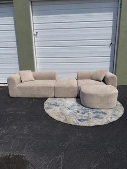 FREE DELIVERY‼️ Cream Boneless Couch