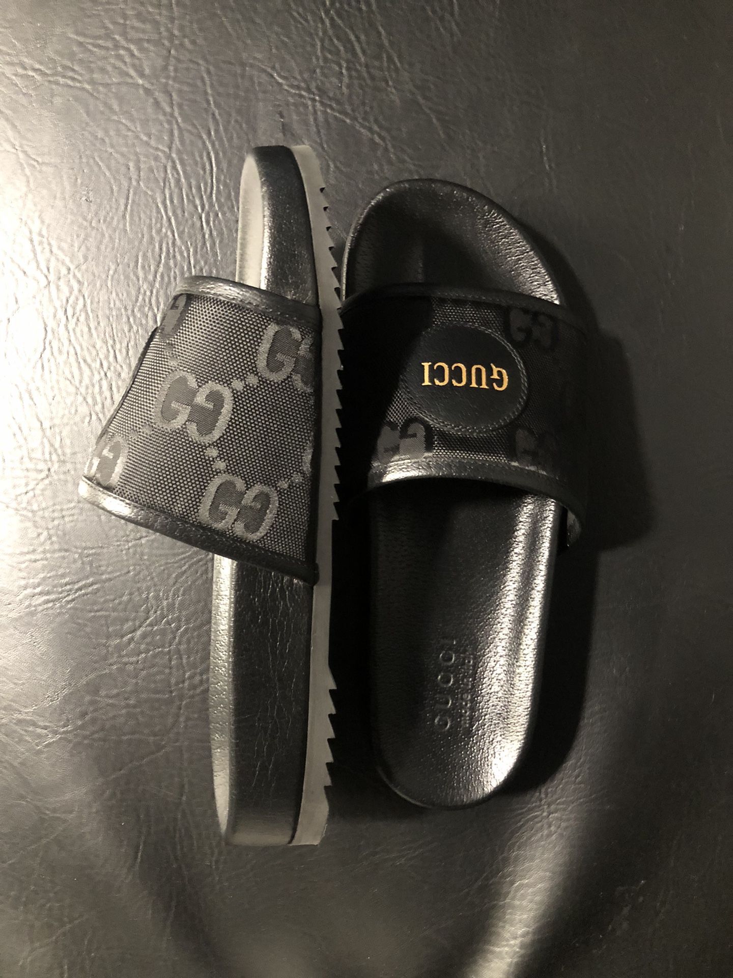 Size 9 GUCCI flip flops Black And Gold