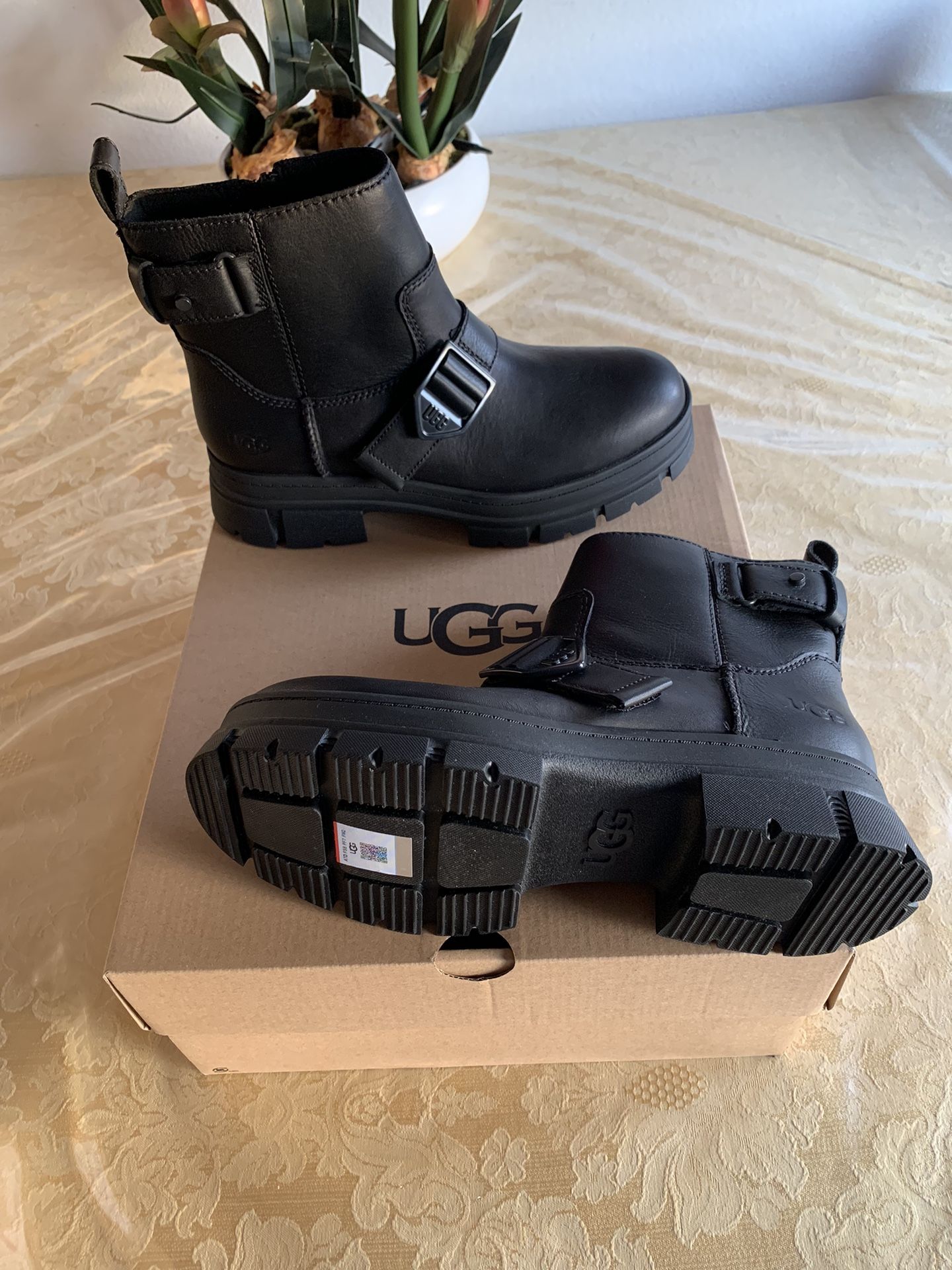 New Women UGG Boots Size:8 Botas UGG Nuevas De Mujer Talla:8 Pick up Oxnard,California $75
