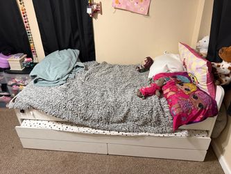 Free kids bed. Double twin with mattress
