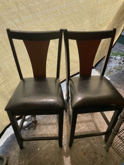 2 tall barstools