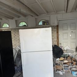 ❤️HAS ICE MAKER🇺🇸EXCELLENT RUNNING 18 CU FT. WHITE FRIDGE😻ILL DELIVER FOR FEE😘NO ISSUES WITH IT😍RUNS LIKE NEW🇺🇸BEEN CLEANED IN & OUT🎉IN MARRER