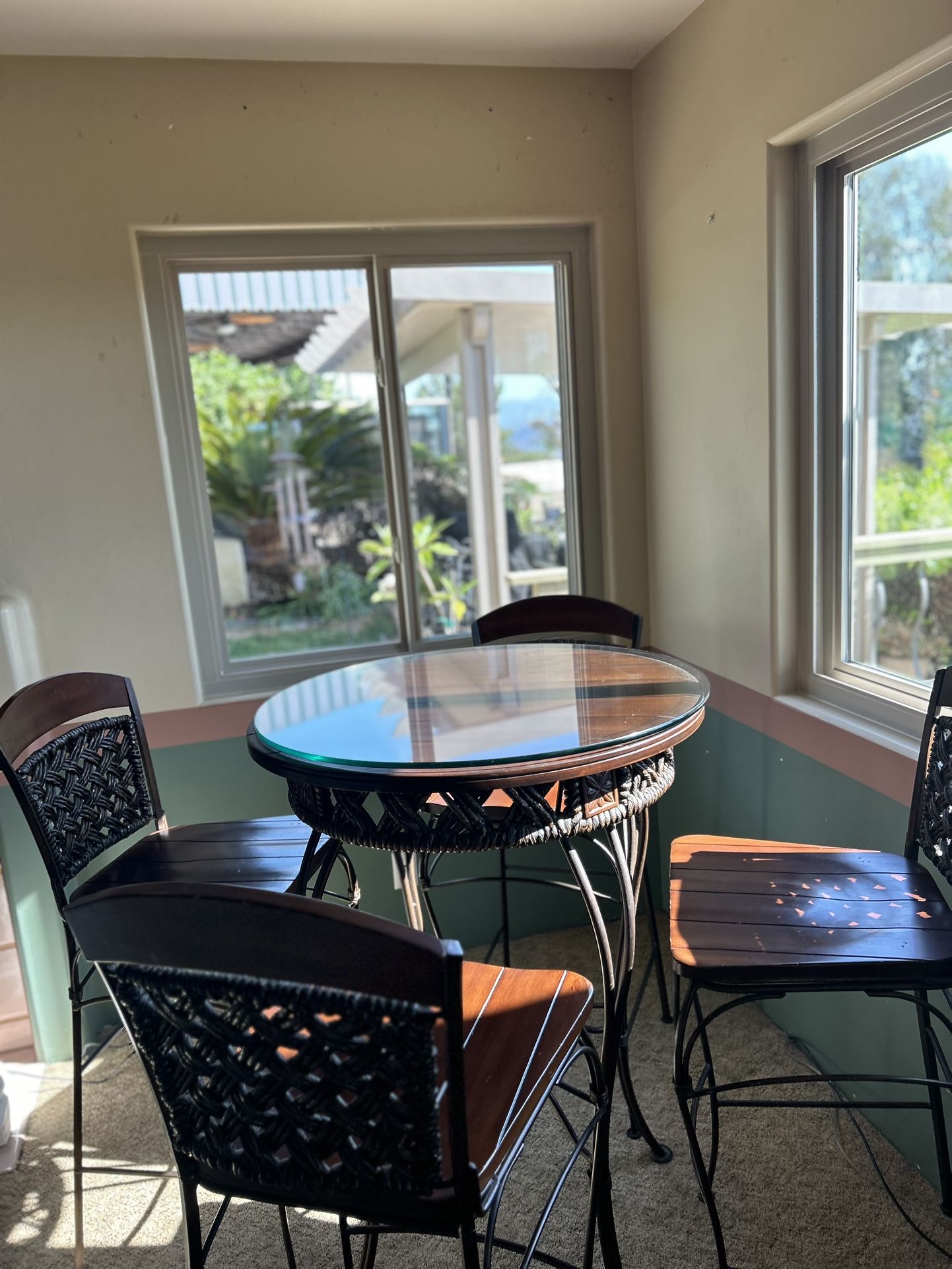 Round Pub Table 4chairs