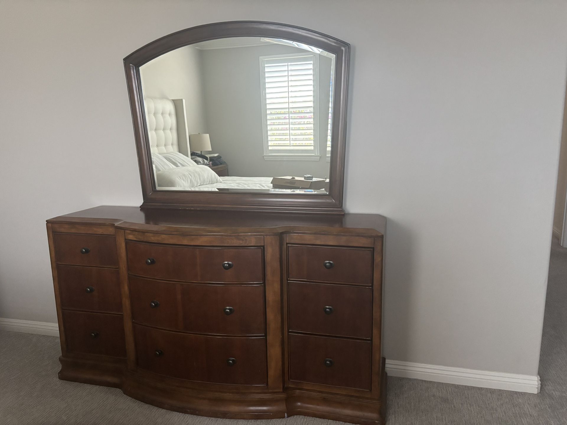 Dresser With Mirror And 2 Matching Nightstands With Lamps