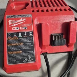 MILWAUKEE CHARGER M12 M18