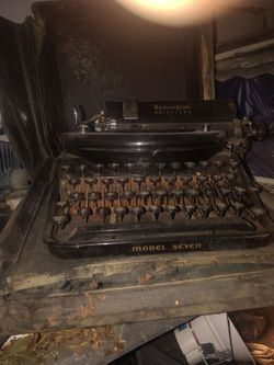 Vintage Remington noiseless model 7 tipe writer is in good condition but the case is done
