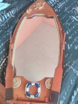 Mirror in the form a boat (espejo en forma de bote)