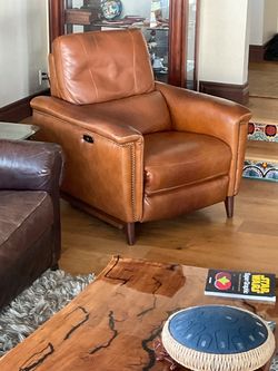 Recliners: Set of two beautiful power recliners