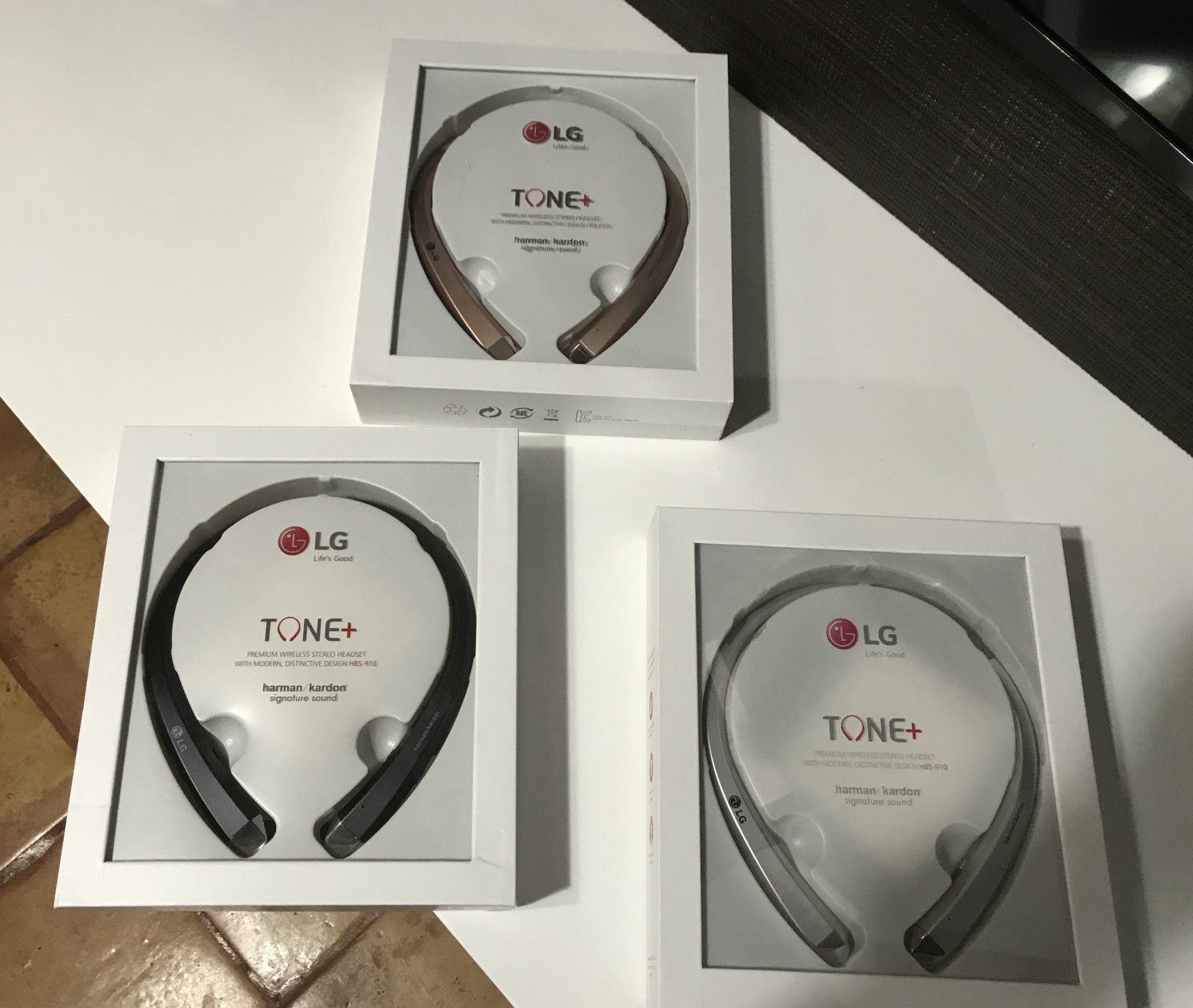 Brand new bluetooth wireless earphones headset headphones retractable battery up to 8 hours sweatproof LG HBS910