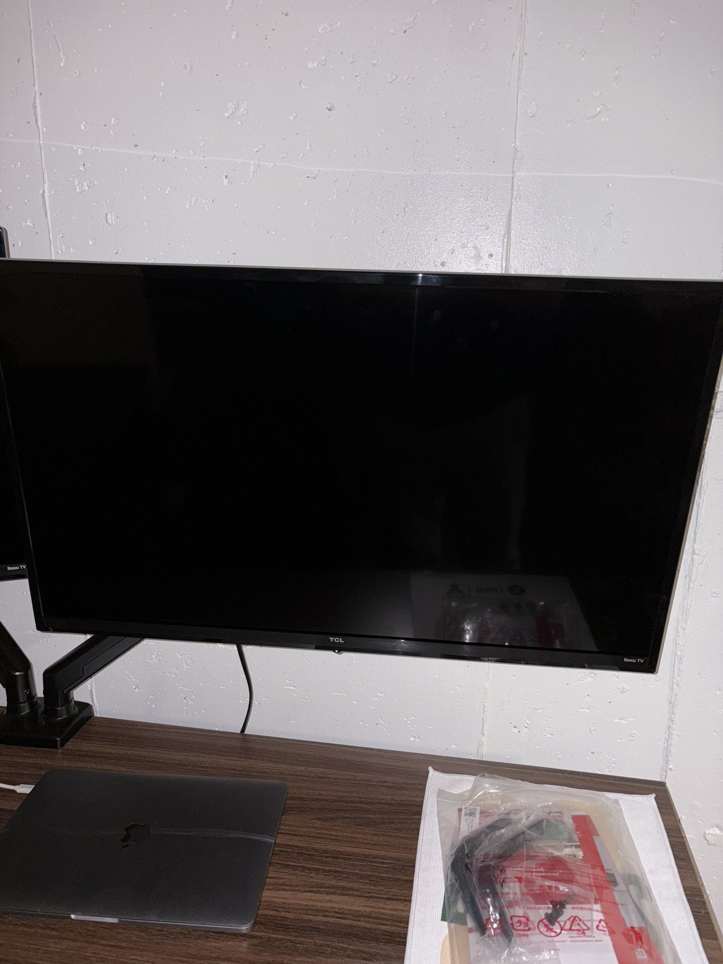 TCL 32® Class S3 (32S331) 720p HD LED Smart TV with Roku TV