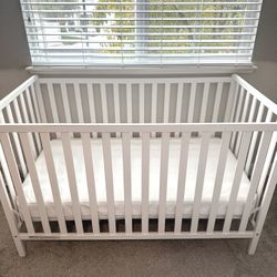 Baby Crib With Mattress In Excellent Condition