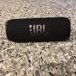 JBL Flip 6 Speaker + Charger