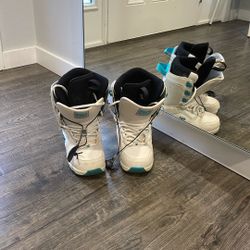 Snowboard boots