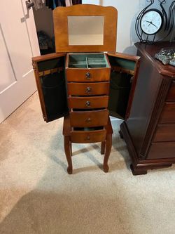 Jewelry armoire