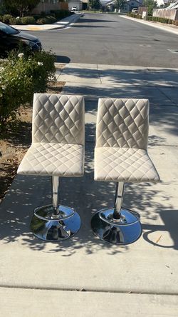 2 BARSTOOLS