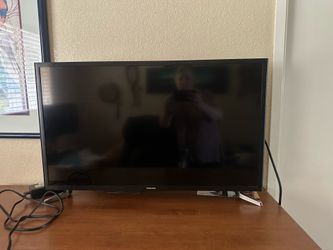 Samsung TV with remote 33in