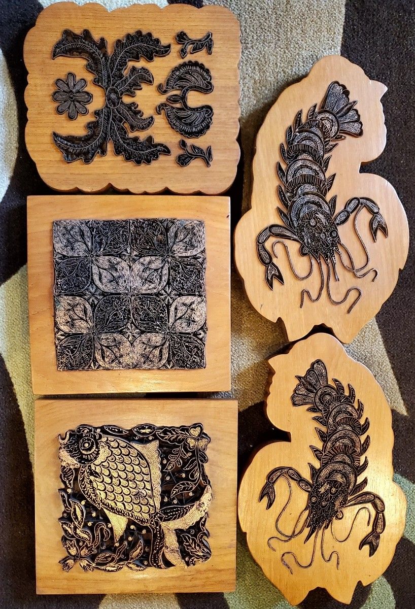 5 Wooden Medal Intricate Design Trivets