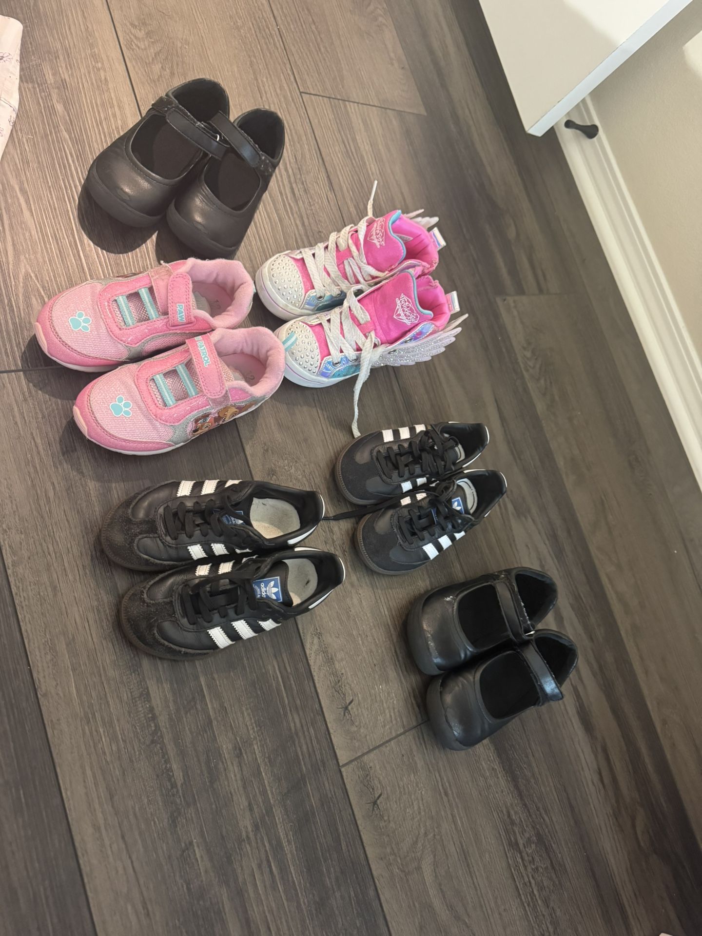 Varios Pares De Zapatos