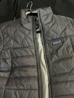 Super cute size medium PATAGONI a coat in excellent condition. Looks brand new pretty warm asking 90.