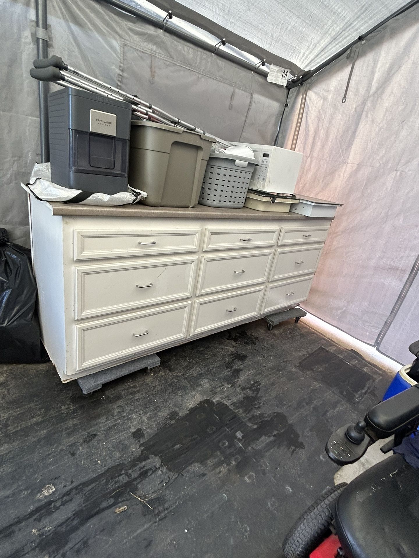 Cajonera Para Su Garage De 7 Pies De Largo En Muy Buenas Condiciones De Madera Real X $375. O Mejor. Ofert