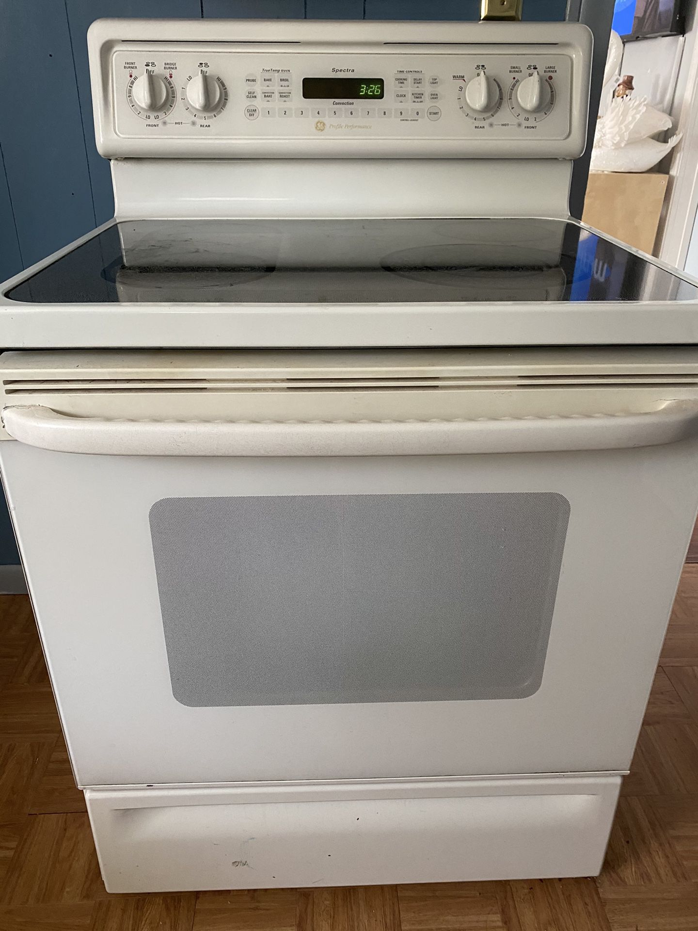 30” GE Glass Top Stove MUST PICKUP
