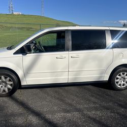 2010 CHRYSLER TOWN & COUNTRY VAN. Smogged & Registered, 154k miles. $3400 obo