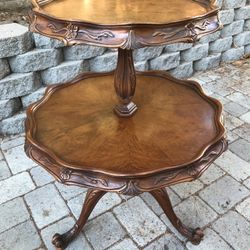 Beautiful Weiman Two Tier Antique Round Table / Accent Table 