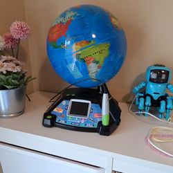 Leaf Frog - Earth Globe