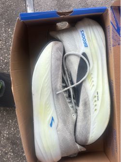 Brooks Glycerin 21 Max  Size 12/5  Paid Over $200!12 and Half.Can’t use a work too light in color wore less than a week.Extrey clean and like new.Pric
