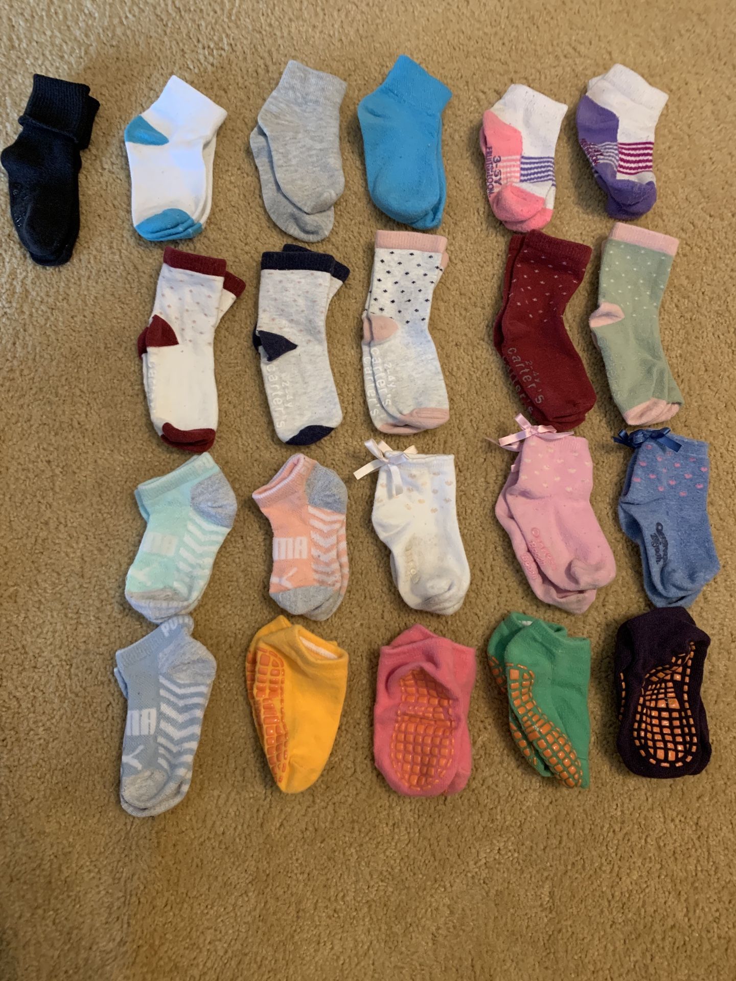 Size 2-4 Toddler socks. 21 Pairs Total; (17 Pair of Girls socks and a 4 pair of slipper socks).Some brands like: Carter’s, OshKosh, Puma. (2 are sized