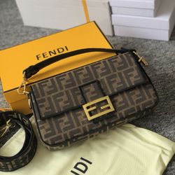 FENDI embroidered shoulder strapbaguettebag