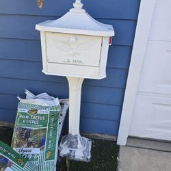 📬 Decorative Pedestal Mailbox – Key Included 📬