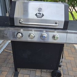 Gas Grill  I Excellent Condition 