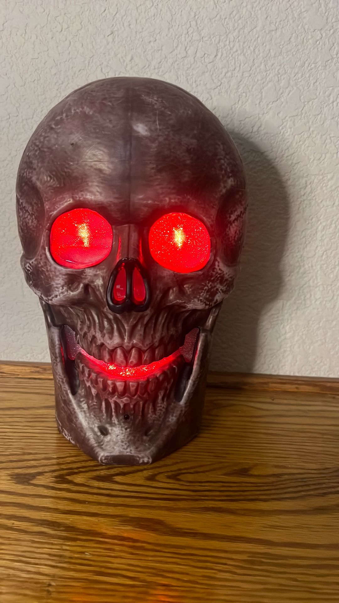 Color Changing Features On Skull With Spooky Noises And Music 