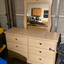 Dresser With Mirror 
