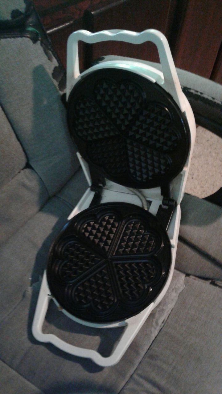 Swift (TSK-240H) Heart Waffle Maker
